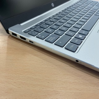 Slika priklopov prenosnika HP 15-fd0298ns na levi strani z USB, USBC, HDMI in Jack priklop za zvok